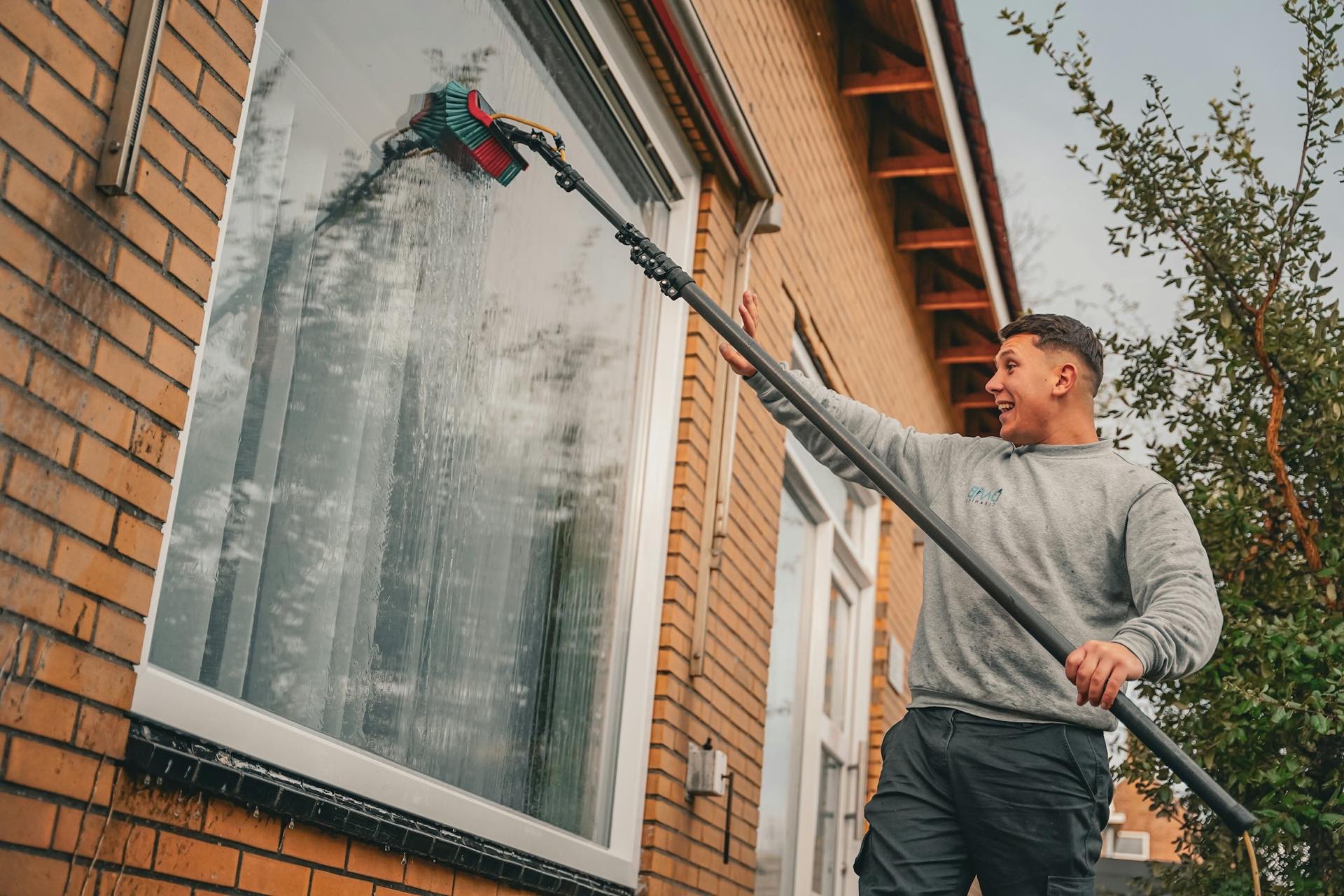 Fensterputzer reinigt eine große Glasfläche
